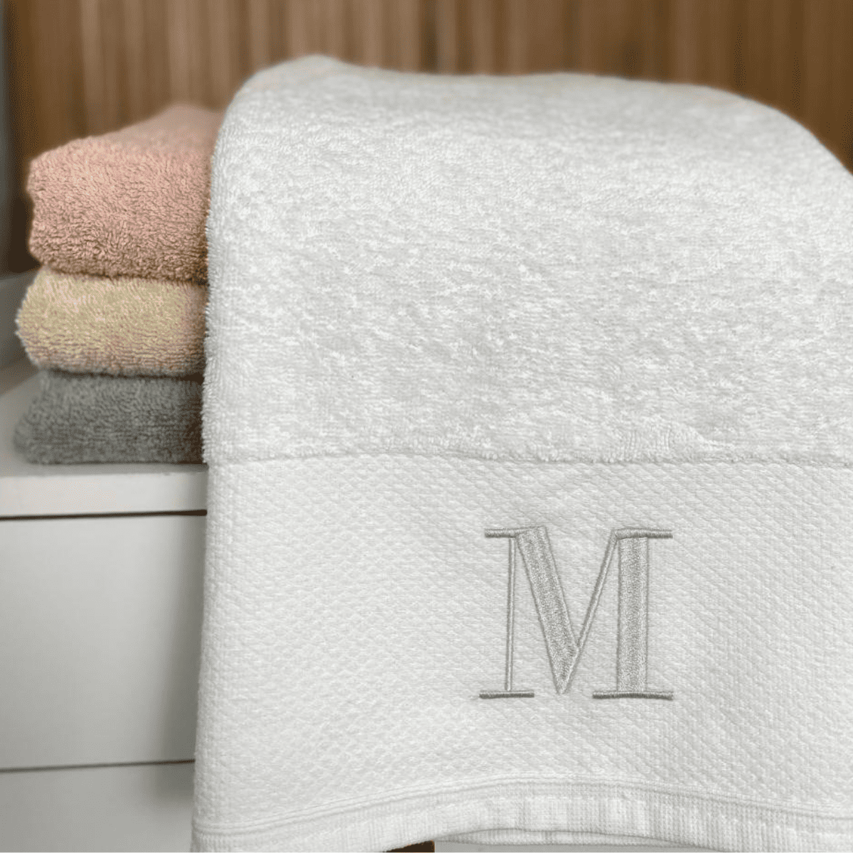 Toalhas de Banho com Inicial 100% Algodão Fio Penteado 540g
