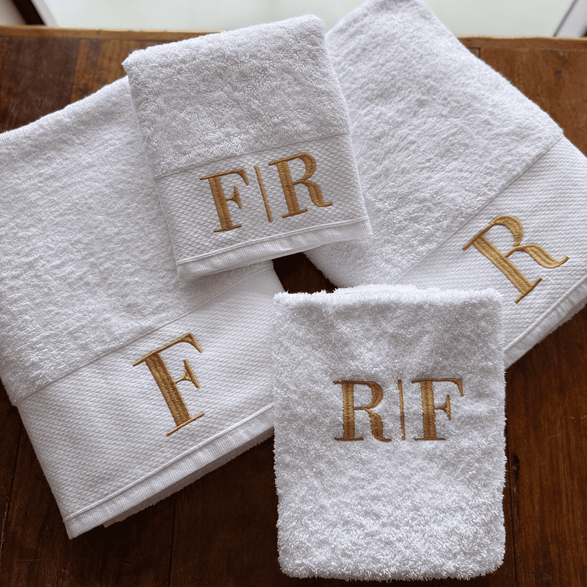 Kit Jogo de Toalha 4 peças Bordadas 1 Rosto, 2 Banho e 1 Piso Gramatura 540