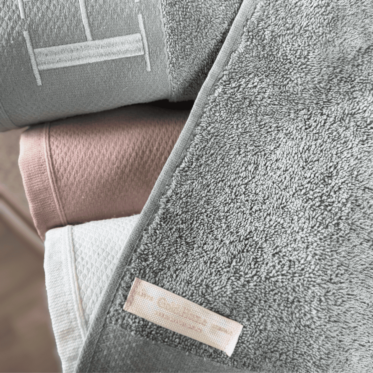 Jogo de Toalhas de Banho e Rosto Bordadas com Iniciais 100% Algodão Fio Penteado 540g