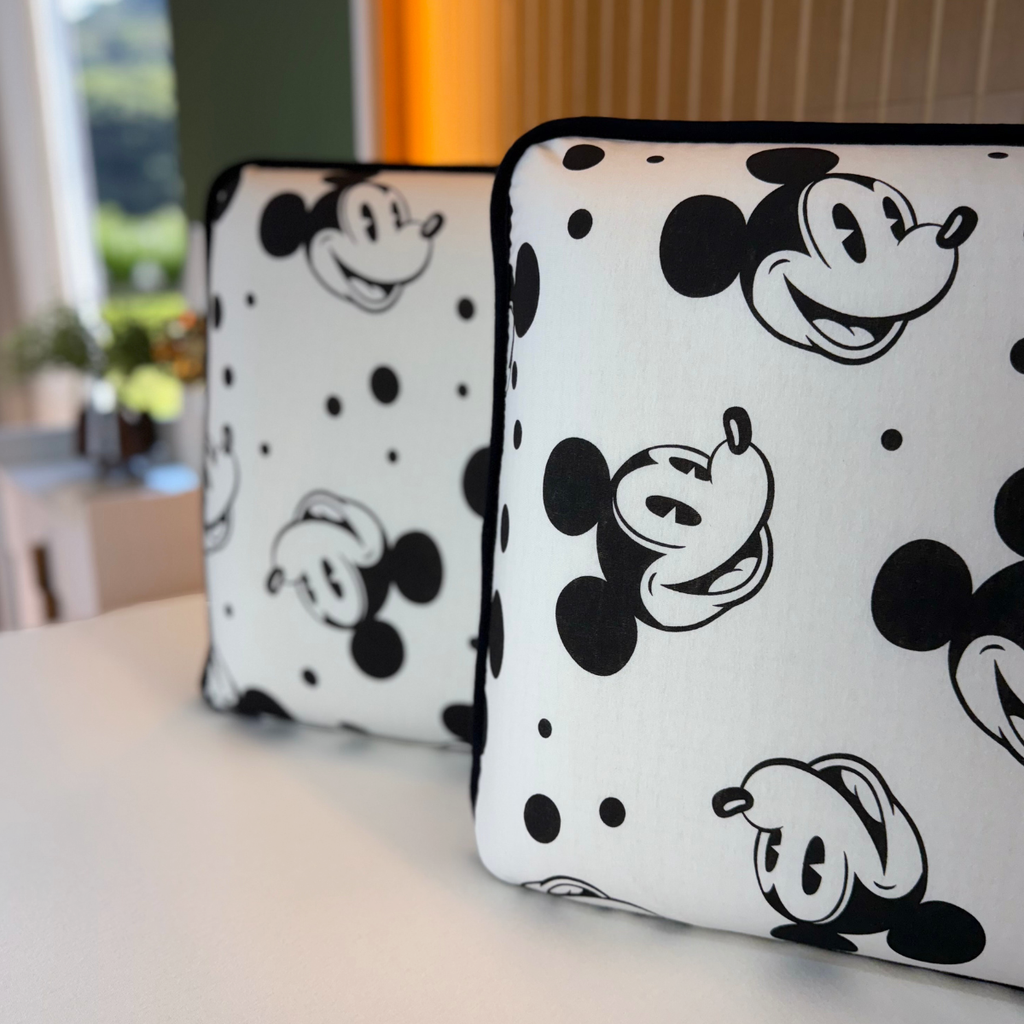 Kit com 2 Fronhas em Malha 100% Algodão Mickey Retrô Off