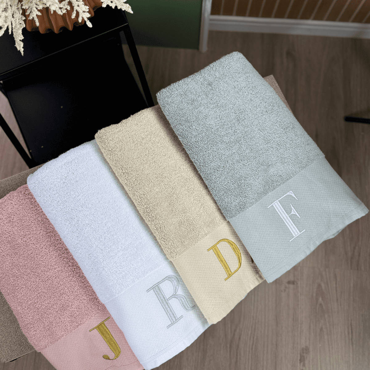 Kit 3 Peças de Toalha de Banho e Rosto Bordadas com Duas Iniciais – 100% Algodão Fio Penteado 540g