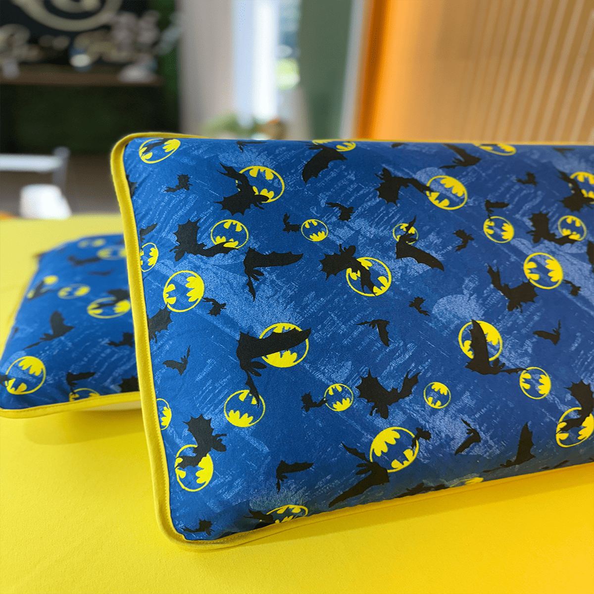 Kit com 2 Fronhas em Malha 100% Algodão Bat Amarelo