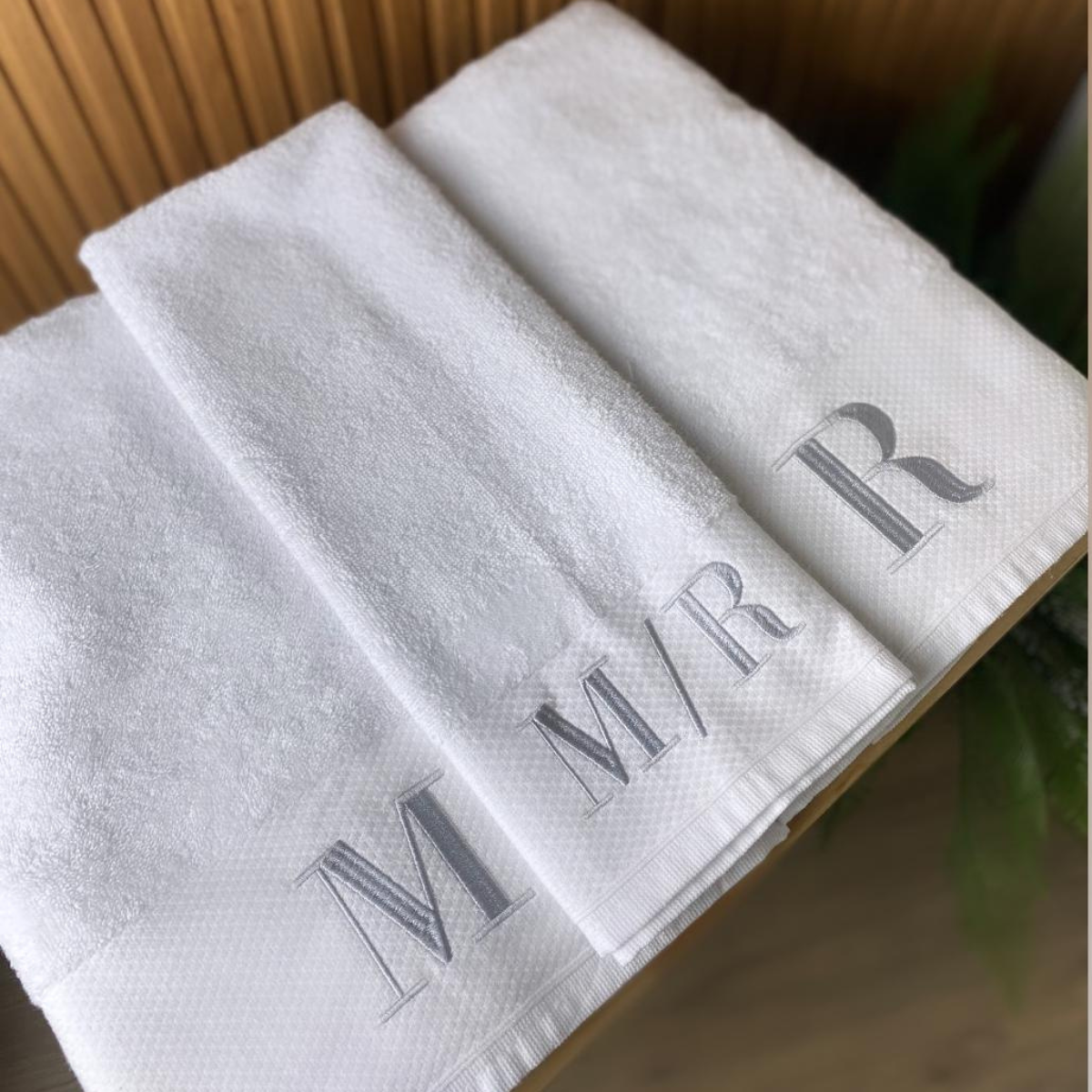Kit 3 Peças de Toalha de Banho e Rosto Bordadas com Duas Iniciais – 100% Algodão Fio Penteado 540g