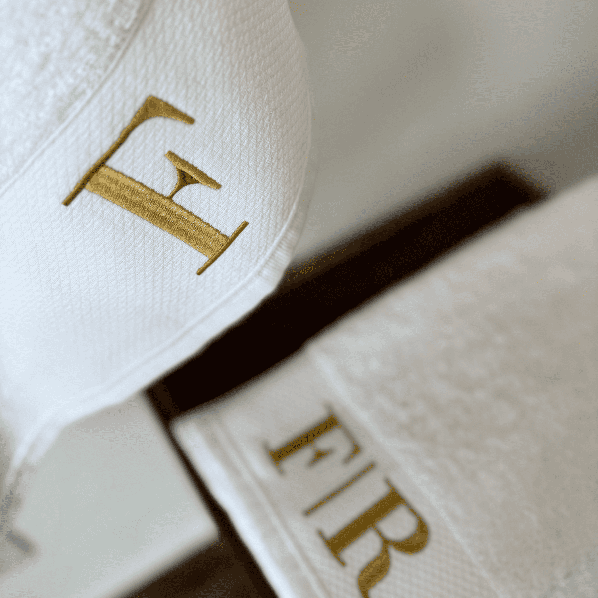 Kit Jogo de Toalha 4 peças Bordadas 1 Rosto, 2 Banho e 1 Piso Gramatura 540